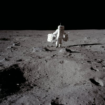 Buzz Aldrin voert een experiment uit op het maanoppervlak, Apollo II-missie, juli 1969 door Neil Armstrong