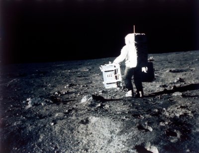 Buzz Aldrin voert een experiment uit op het maanoppervlak, Apollo II-missie, juli 1969 door Neil Armstrong