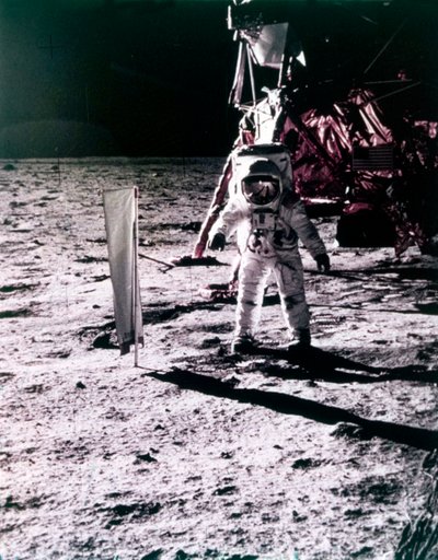 Buzz Aldrin plaatst zonnecollector op het oppervlak van de Maan, Apollo 11 missie, juli 1969 door Neil Armstrong