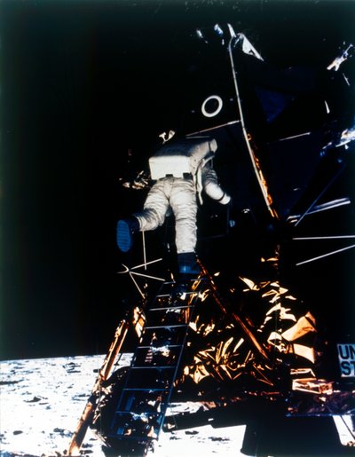 Buzz Aldrin daalt af van de Lunar Module, Apollo II missie, juli 1969 door Neil Armstrong