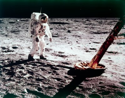 Buzz Aldrin bij het been van de Lunar Module op de maan, Apollo 11 missie, juli 1969 door Neil Armstrong