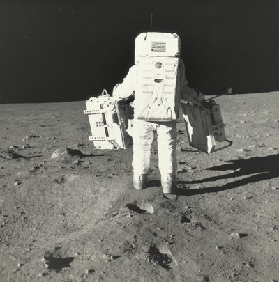 Buzz Aldrin op de maan met onderdelen van het vroege Apollo-wetenschappelijke experimentenpakket, 1969 door Neil Armstrong