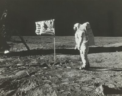 Buzz Aldrin op de maan met de Amerikaanse vlag, 1969 door Neil Armstrong