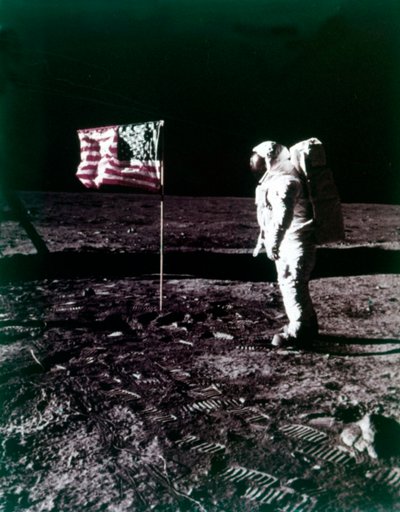 Buzz Aldrin staat naast de Amerikaanse vlag op het oppervlak van de maan, juli 1969 door Neil Armstrong