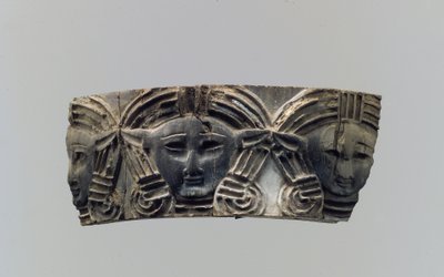Cloisonné meubel- of cosmetica doosplaat met drie frontale hoofden door Neo Assyrian