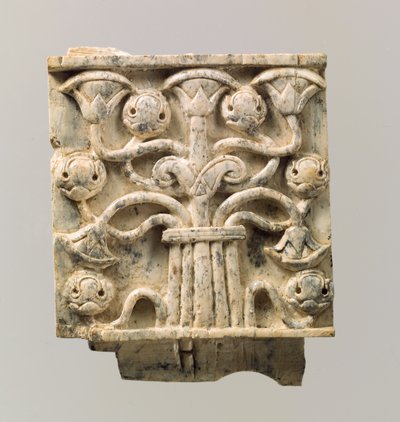 Meubelplaat gesneden in reliëf met gestileerde boom, ca. 8e-7e eeuw v.Chr. door Neo Assyrian