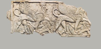Meubelplaat gesneden in reliëf met twee valkenkop sfinxen die gevangenen vertrappen, ca. 9e-7e eeuw v.Chr. door Neo Assyrian Neo Assyrian