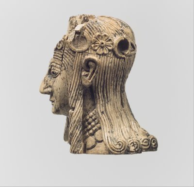 Hoofd van een vrouwelijke figuur door Neo Assyrian