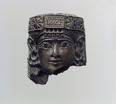 Hoofd van een vrouwelijke figuur door Neo Assyrian