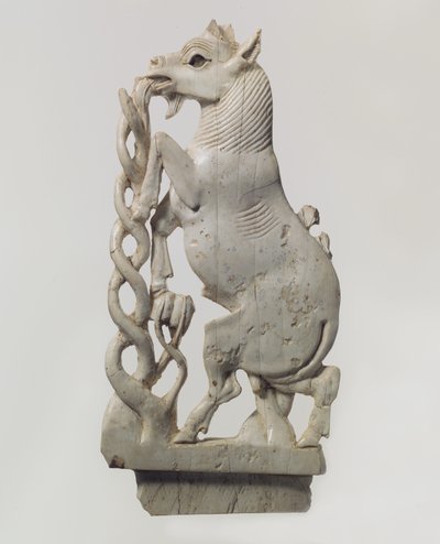 Opengewerkte meubelplaat met een steigerende geit, ca. 9e-8e eeuw v.Chr. door Neo Assyrian