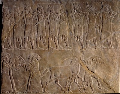 De muzikanten van het leger van Assurbanipal. Laag reliëf in kalksteen ca. 640 v.Chr. (Neo-Assyrische periode, ca. 1000-612 v.Chr.). Ontdekt in Nineveh, Mesopotamië. Louvre Museum door Neo Assyrian
