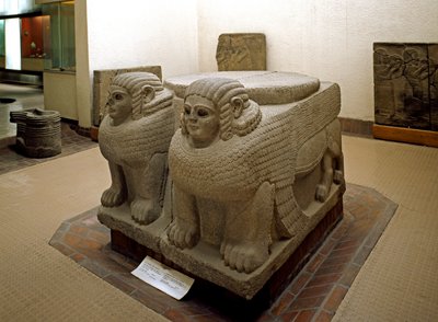 Neo-Hettitische kunst: basis van een basaltkolom met sfinx door Neo Hittite