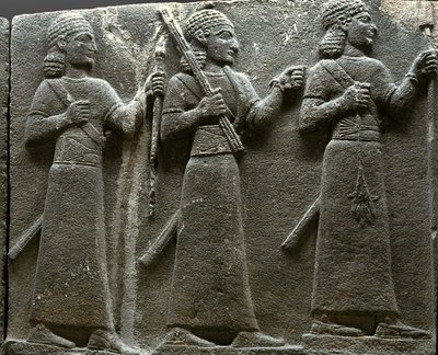 Reliëf met Hettitische hofambtenaren, uit Turkije door Neo Hittite