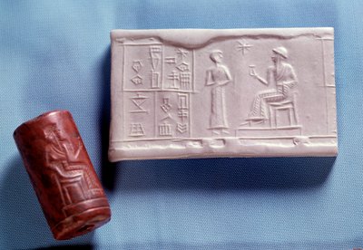 Mesopotamië: Kwartzstenen zegel en afdruk die een figuur toont die met een godheid spreekt door Neo Sumerian