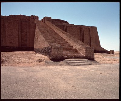 Uitzicht op de trap van de gereconstrueerde ziggurat, 2050 v.Chr. door Neo Sumerian