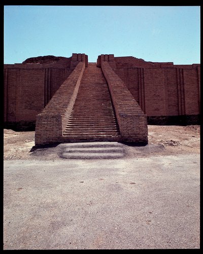 Zicht op de trap van de gereconstrueerde ziggurat, 2050 v.Chr. door Neo Sumerian