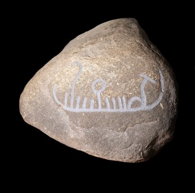 Zweedse neolithische graffiti die een schip vertegenwoordigt. Stockholm Historiska Museet Zweden door Neolithic Neolithic