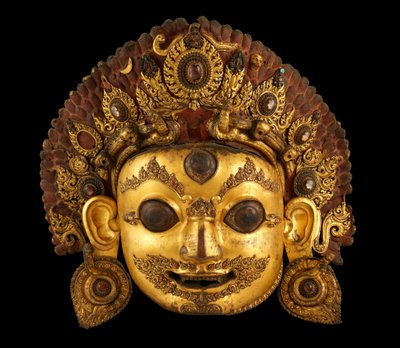 Hoofd van Bhairava, c.16e eeuw (beschilderd verguld koper en rotskristal) door Nepalese School