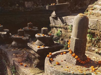 Shiva lingams bij de Pashupatinah Tempel door Nepalese School