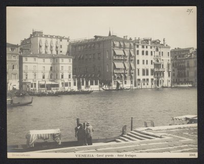 Exterieur van Hotel Bretagne te Venetië door Neue Photographische Gesellschaft