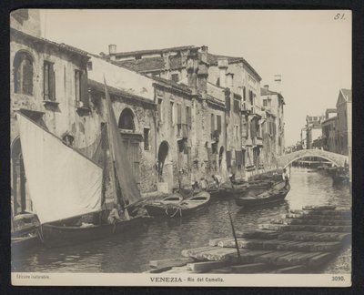 Gezicht op de Rio del Camello te Venetië door Neue Photographische Gesellschaft