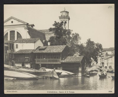 Gezicht op de gondelwerkplaats op de Squero di San Trovaso te Venetië door Neue Photographische Gesellschaft