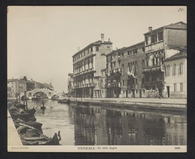 Gezicht op een kanaal te Venetië door Neue Photographische Gesellschaft