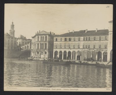 Gezicht op het Palazzo dei Camerlenghi te Venetië door Neue Photographische Gesellschaft