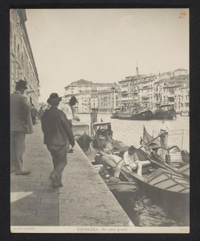 Gondels langs het Canal Grande te Venetië door Neue Photographische Gesellschaft
