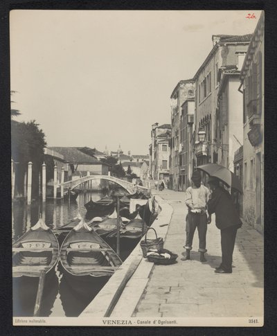Gondels op het Canale di Ognissanti te Venetië door Neue Photographische Gesellschaft
