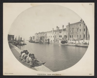 Kinderen op de kade langs een kanaal te Venetië door Neue Photographische Gesellschaft