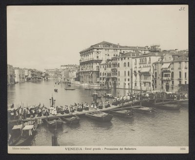 Processie over een pontonbrug op het Canal Grande te Venetië tijdens het Festa del Redentore door Neue Photographische Gesellschaft