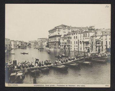 Processie over een pontonbrug op het Canal Grande te Venetië tijdens het Festa del Redentore door Neue Photographische Gesellschaft