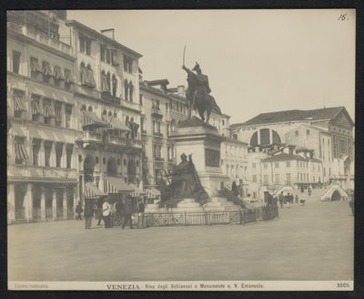 Riva degli Schiavoni te Venetië, met een ruiterstandbeeld van Victor Emanuel II van Italië door Neue Photographische Gesellschaft