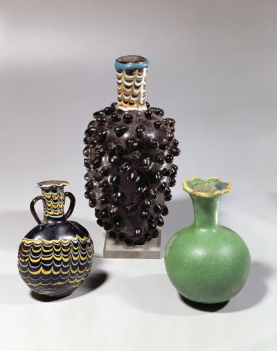 Egyptische vazen: tros druiven, granaatappel en golfmotief (glas) door New Kingdom Egyptian