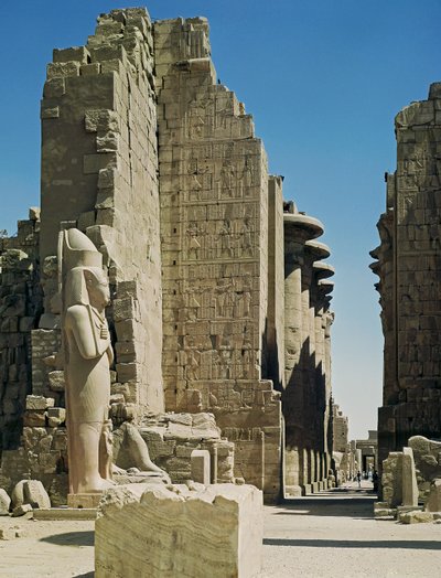 Uitzicht op de Grote Hof, de ingang van de Hypostyle Zaal en een standbeeld van Ramses II in de tempel van Amon door New Kingdom Egyptian