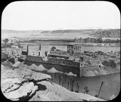 Algemeen overzicht van ruïnes, Philae, Egypte, ca. 1890 door Newton and Co