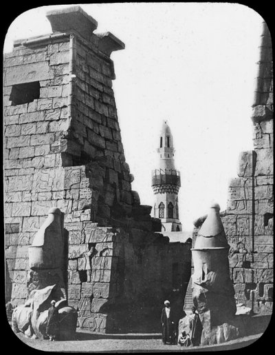 Minaret en ruïnes van de Luxor Tempel, Luxor, Egypte, c1890. Lantaarnplaatje door Newton and Co