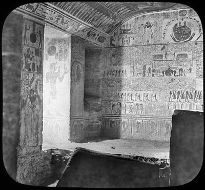 Sarcophagus en grafkamer van Ramses VI, Vallei der Koningen, Egypte, c1890 door Newton and Co