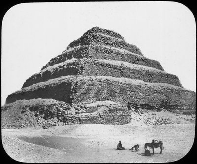 Getrapte piramide van koning Djoser, Saqqara, Egypte door Newton and Co