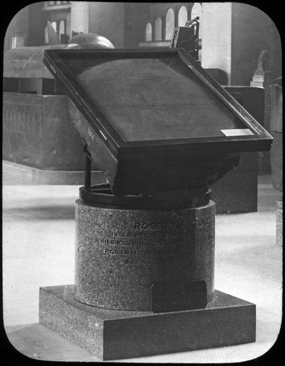 De Steen van Rosetta, British Museum, Londen, c1890 door Newton and Co