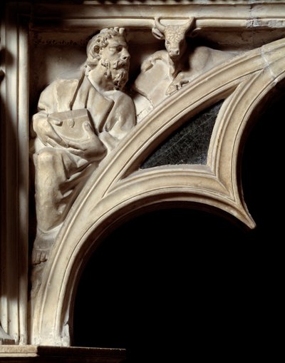 Gotische kunst: Sint Lucas Evangelist, detail van de bogen van de marmeren preekstoel door Nicola Pisano