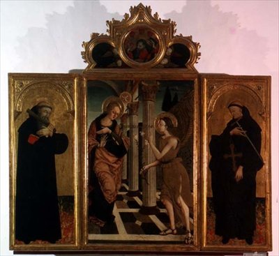 Drieluik: centraal paneel met de Annunciatie met God boven en zijpanelen met de figuren van twee heiligen door Nicola de Maestro Antonio