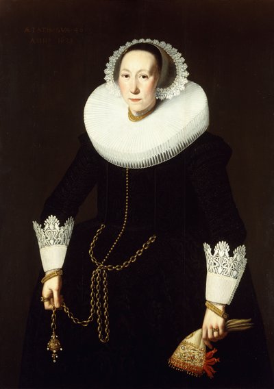 Portret van een dame, staand driekwart lengte, gekleed in een uitgebreide zwarte kostuum, een witte kraag en kanten manchetten, met een gouden ketting en een paar handschoenen, 1633 door Nicolaes Eliasz
