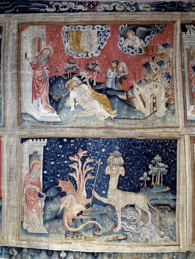 Gordijn van Openbaring (1373 -1383). Nr. 31 boven: Jean verrast door de opstanding van de twee vrienden. Nr. 38 onder: de draak geeft een koninklijke scepter aan een panter (manifestatie van satan). Wandtapijt door Nicolas Bataille (1330-1405) door Nicolas Bataille