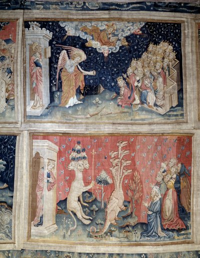 Wandkleed van de Openbaring (1373-1383), nr. 24: de zevende bazuin. Nr. 39: Aanbidding van de Draak. Wandtapijt door Nicolas Bataille door Nicolas Bataille