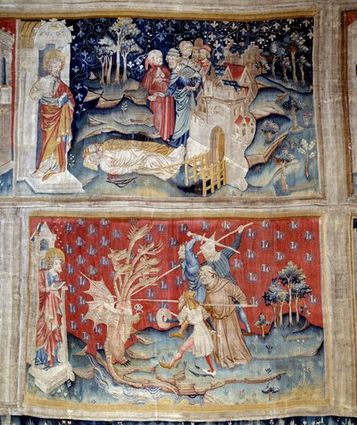 Het gordijn van de Apocalyps: de lijken liggen op de grond, de draak vecht tegen de dienaren van God geïncarneerd door een monnik en leken. 1373-1383. gemaakt door Nicolas Bataille (1330-1405) Angers, museum van het wandtapijt door Nicolas Bataille