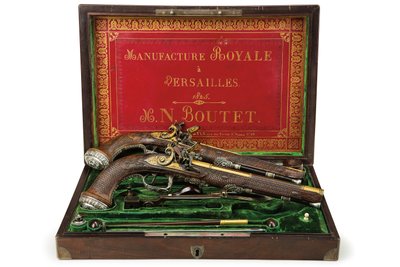 Een paar zilver-gemonteerde getrokken vuursteenpistolen, Versailles door Nicolas Noel Boutet