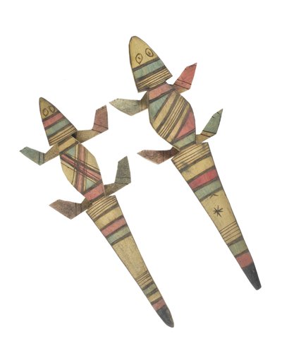 Gesneden houten krokodilfiguren versierd met rood, groen en zwart geschilderde geometrische patronen, Hausa People, Kano, Noord-Nigeria door Nigerian Nigerian