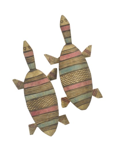 Gesneden houten schildpadfiguren versierd met rode, groene en zwarte geometrische patronen, Hausa-volk, Kano, Noord-Nigeria (beschilderd hout) door Nigerian Nigerian